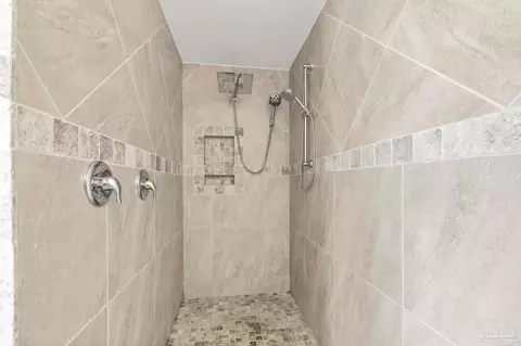 Bath - 4566 Red Oak Dr, Milton, FL 32583 photo 4 of 6