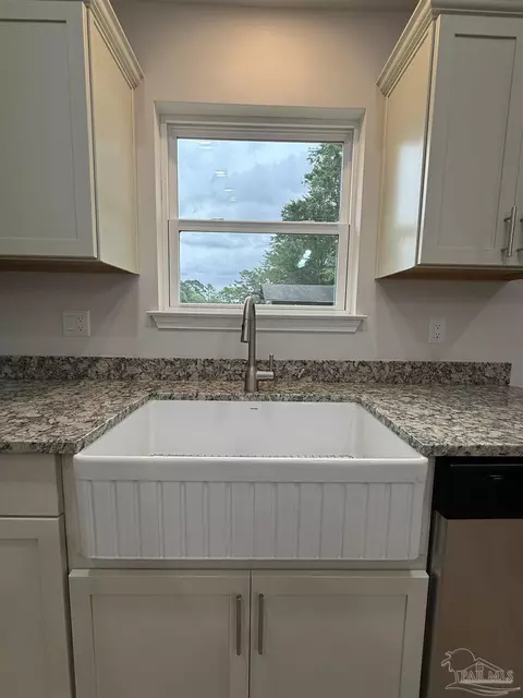 Kitchen - 5130 Blackmon Dr, Jay, FL 32565 photo 5 of 6