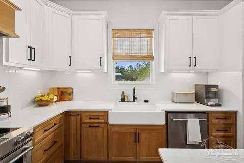 Kitchen - 11278 Old Pine Loop Rd, Jay, FL 32565 photo 2 of 4