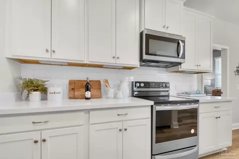 Kitchen - 5017 Sanborn Dr, Milton, FL 32570 photo 4 of 4