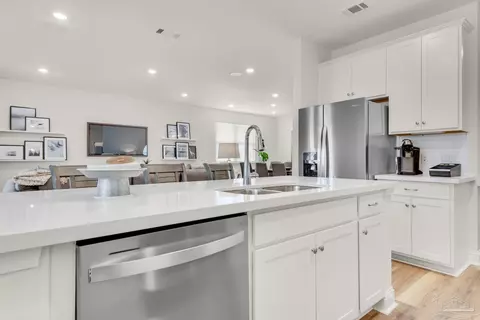 Kitchen - 5017 Sanborn Dr, Milton, FL 32570 photo 3 of 4
