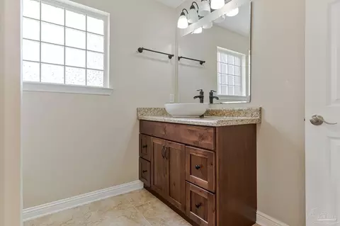 Bath - 902 Heathrow Dr, Cantonment, FL 32533 photo 5 of 8