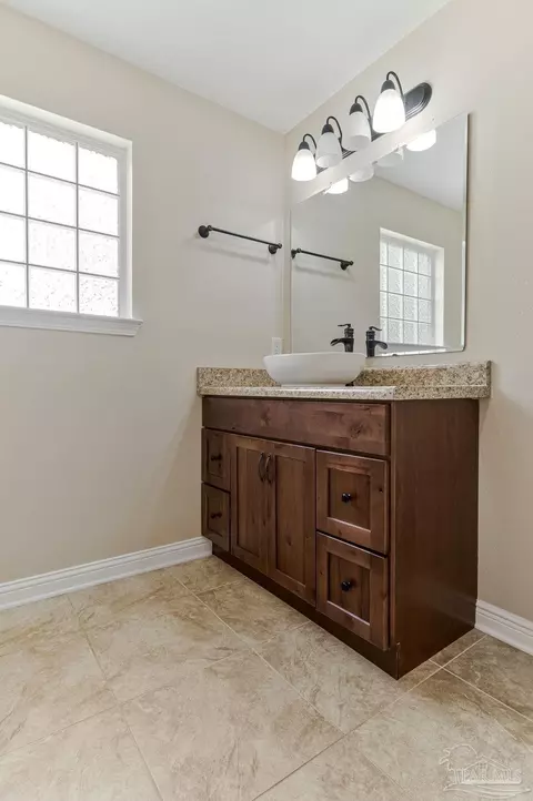 Bath - 902 Heathrow Dr, Cantonment, FL 32533 photo 6 of 8