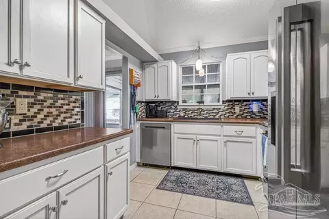 Kitchen - 4331 Audiss Rd, Milton, FL 32583 photo 2 of 7