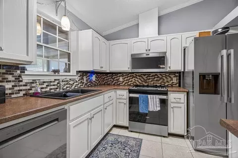 Kitchen - 4331 Audiss Rd, Milton, FL 32583 photo 5 of 7