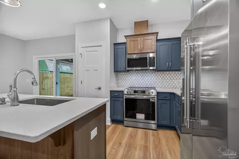 Kitchen - 6115 Carroll Rd, Milton, FL 32583 photo 8 of 9