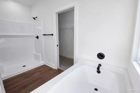 Bath - 4046 Woodfin Cir, Pace, FL 32571 photo 3 of 5