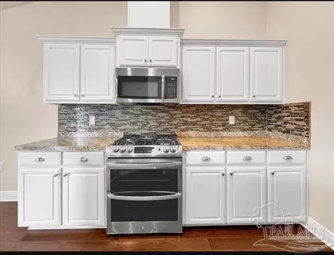 Kitchen - 4474 Hampton Bay Blvd, Milton, FL 32583 photo 2 of 3
