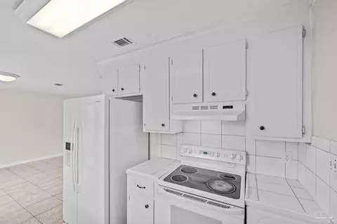 Kitchen - 336 Crestfield Cir, Cantonment, FL 32533 photo 4 of 4