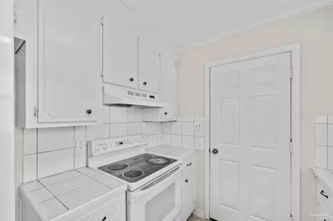 Kitchen - 336 Crestfield Cir, Cantonment, FL 32533 photo 2 of 4