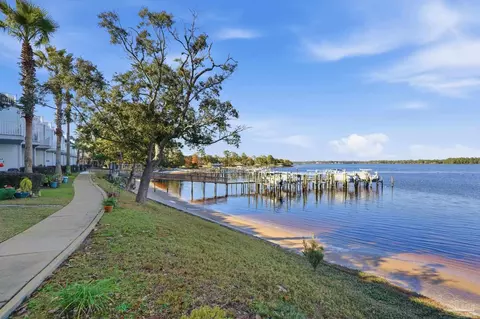 7242 Grimms Lndg, Navarre, FL 32566