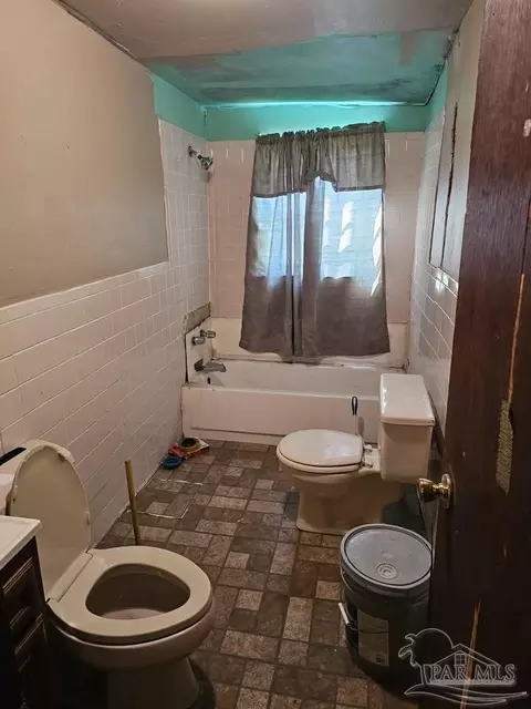 Bath - 201 Sheppard St, Cantonment, FL 32533 photo 1 of 1