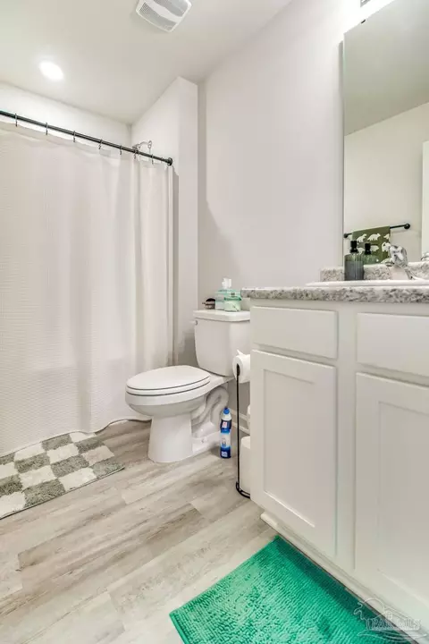 Bath - 4385 White Birch Ct, Pace, FL 32571 photo 2 of 4