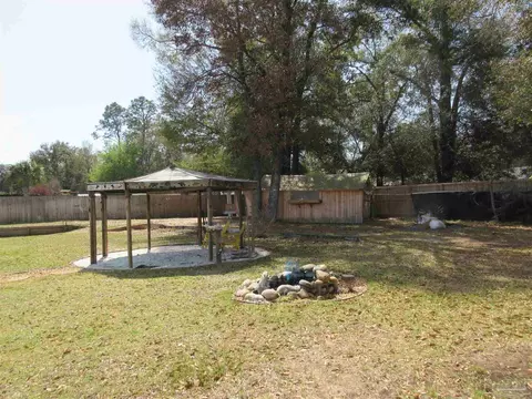 Exterior - 5717 Loring Dr, Milton, FL 32583 photo 4 of 12