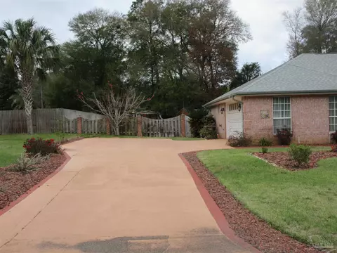 Exterior - 5717 Loring Dr, Milton, FL 32583 photo 9 of 12