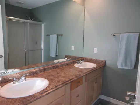 Bath - 5717 Loring Dr, Milton, FL 32583 photo 1 of 5