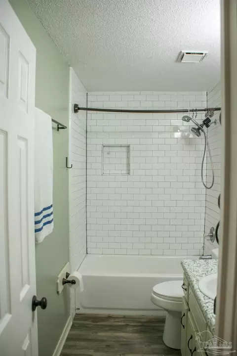 Bath - 6514 Oakcrest Rd, Milton, FL 32570 photo 1 of 6