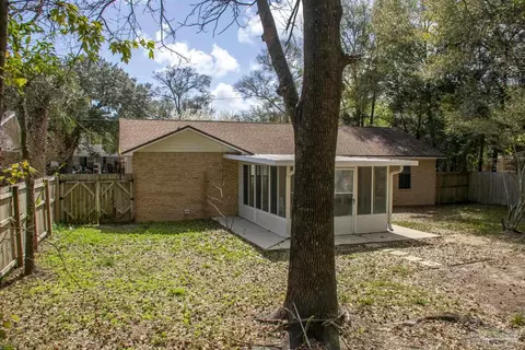 Exterior - 6514 Oakcrest Rd, Milton, FL 32570 photo 5 of 15