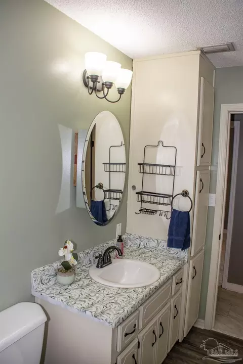 Bath - 6514 Oakcrest Rd, Milton, FL 32570 photo 4 of 6