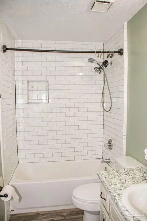 Bath - 6514 Oakcrest Rd, Milton, FL 32570 photo 3 of 6