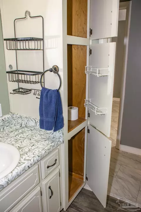 Bath - 6514 Oakcrest Rd, Milton, FL 32570 photo 6 of 6