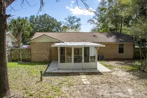 Exterior - 6514 Oakcrest Rd, Milton, FL 32570 photo 6 of 15