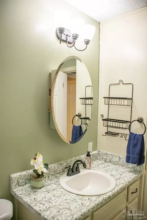 Bath - 6514 Oakcrest Rd, Milton, FL 32570 photo 5 of 6