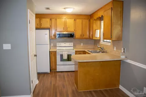 Kitchen - 6514 Oakcrest Rd, Milton, FL 32570 photo 1 of 5
