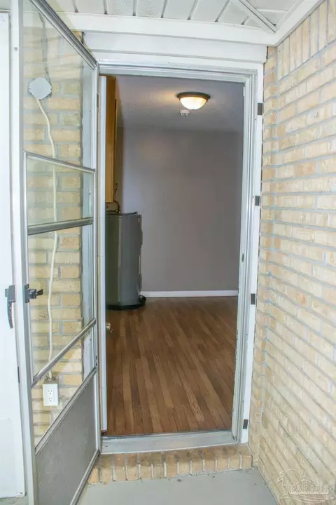 Entry Way - 6514 Oakcrest Rd, Milton, FL 32570 photo 4 of 5