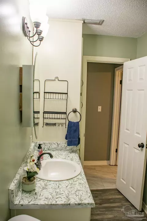 Bath - 6514 Oakcrest Rd, Milton, FL 32570 photo 2 of 6