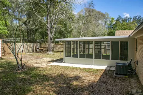 Exterior - 6514 Oakcrest Rd, Milton, FL 32570 photo 11 of 15