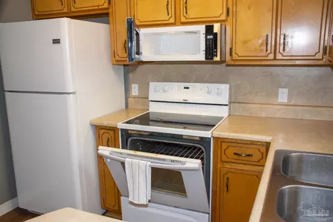 Kitchen - 6514 Oakcrest Rd, Milton, FL 32570 photo 4 of 5