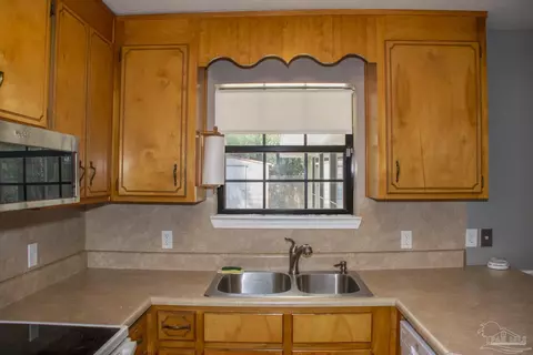 Kitchen - 6514 Oakcrest Rd, Milton, FL 32570 photo 2 of 5