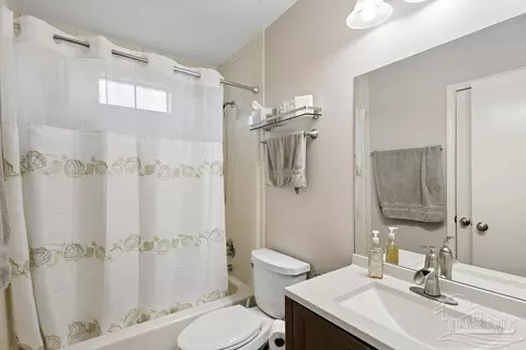 Bath - 2510 Thomas Mccall Ln, Mcdavid, FL 32568 photo 1 of 3