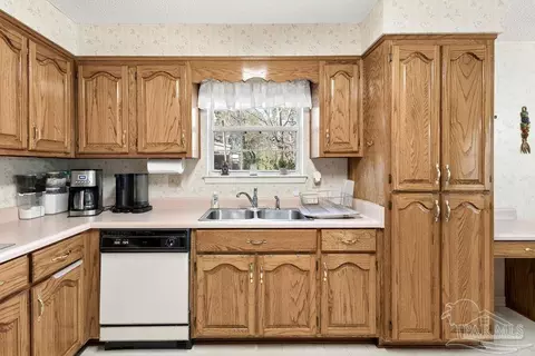 Kitchen - 2510 Thomas Mccall Ln, Mcdavid, FL 32568 photo 5 of 5