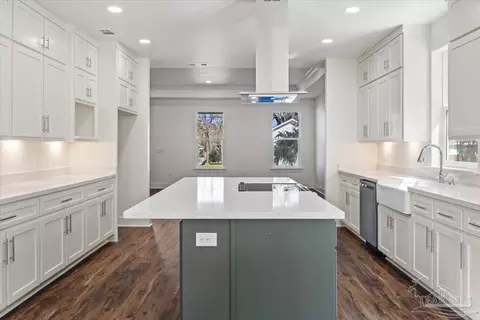Kitchen - 5293 Conecuh St, Milton, FL 32570 photo 3 of 5