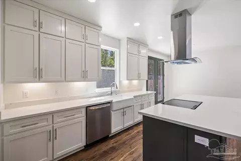 Kitchen - 5293 Conecuh St, Milton, FL 32570 photo 5 of 5
