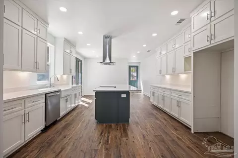 Kitchen - 5293 Conecuh St, Milton, FL 32570 photo 4 of 5