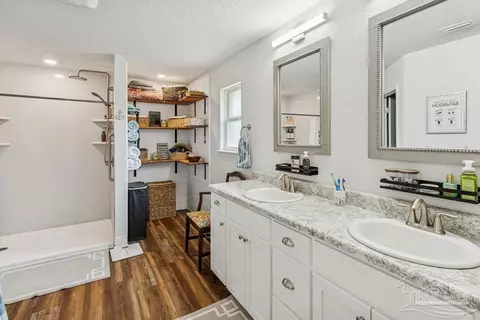 Bath - 5653 Burr St, Milton, FL 32570 photo 2 of 4
