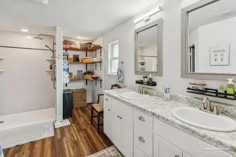 Bath - 5653 Burr St, Milton, FL 32570 photo 1 of 4
