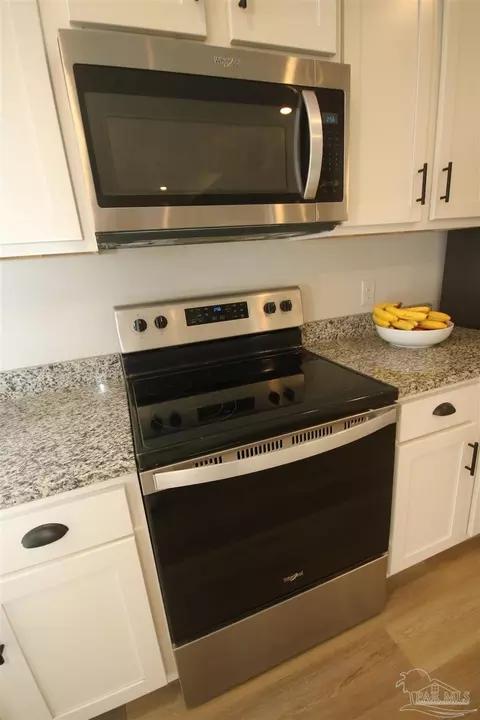 Kitchen - 2651 Ten Mile Rd, Pace, FL 32571 photo 6 of 8