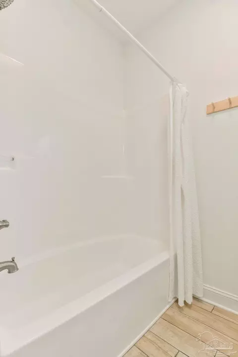 Bath - 4642 Summerdale Blvd, Pace, FL 32571 photo 4 of 6