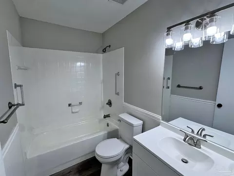 Bath - 6426 Walnut St, Milton, FL 32570 photo 1 of 1