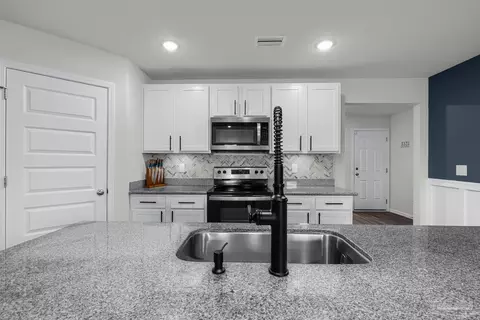 Kitchen - 5585 Lancelot Tr, Milton, FL 32583 photo 5 of 5