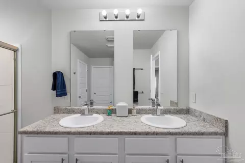 Bath - 5585 Lancelot Tr, Milton, FL 32583 photo 2 of 4