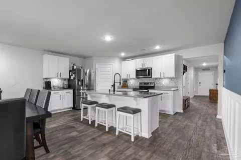 Kitchen - 5585 Lancelot Tr, Milton, FL 32583 photo 4 of 5