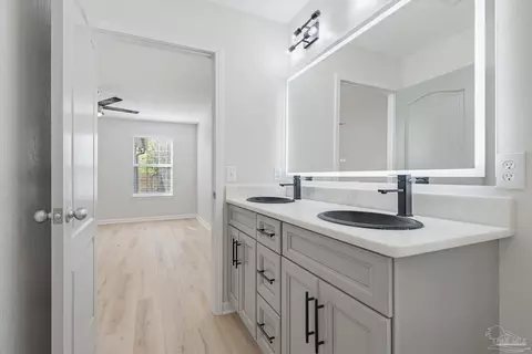 Bath - 809 Bunting Ct, Cantonment, FL 32533 photo 3 of 4