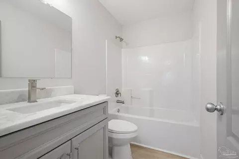 Bath - 809 Bunting Ct, Cantonment, FL 32533 photo 4 of 4