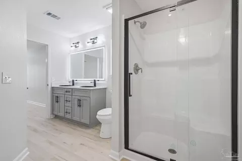 Bath - 809 Bunting Ct, Cantonment, FL 32533 photo 2 of 4