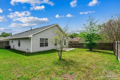 Exterior - 800 Bunting Ct, Cantonment, FL 32533 photo 6 of 7